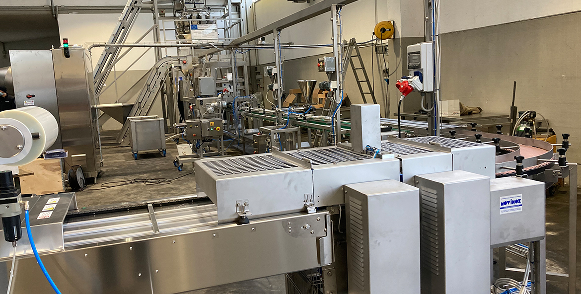 Linea assemblaggio per piatti pronti in vaschetta