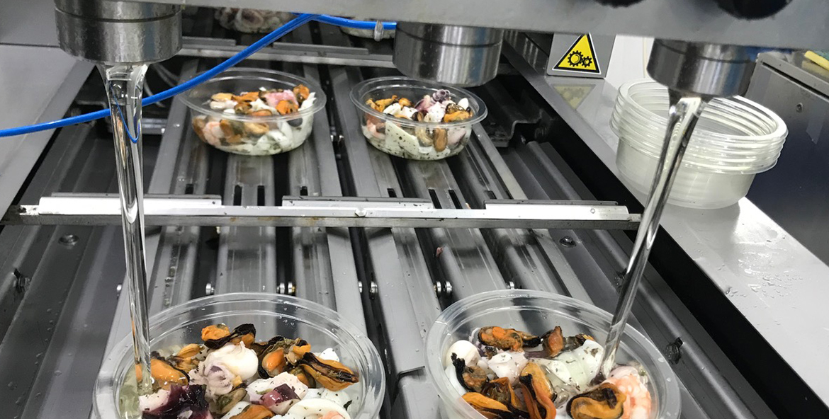 Linea preparazione e confezionamento insalata di mare
