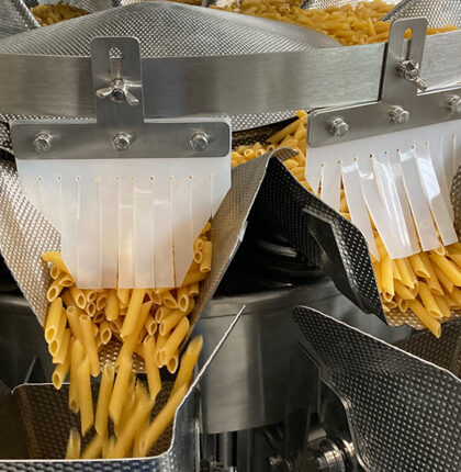 Linea assemblaggio per piatti pronti in vaschetta