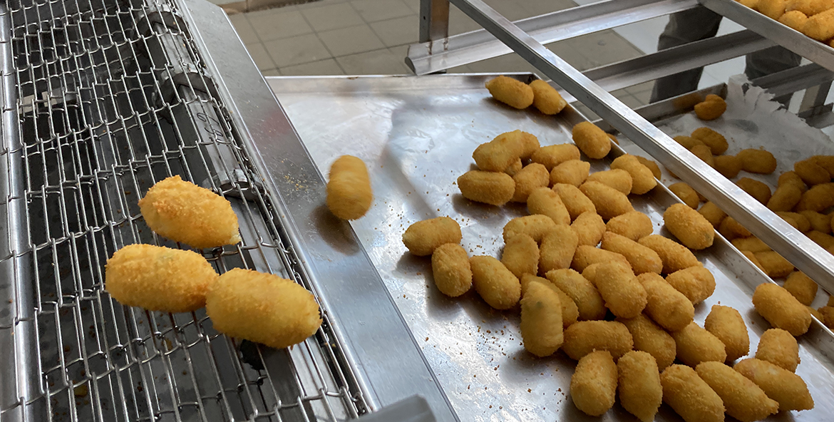 Linea pastellatura e panatura piatti pronti