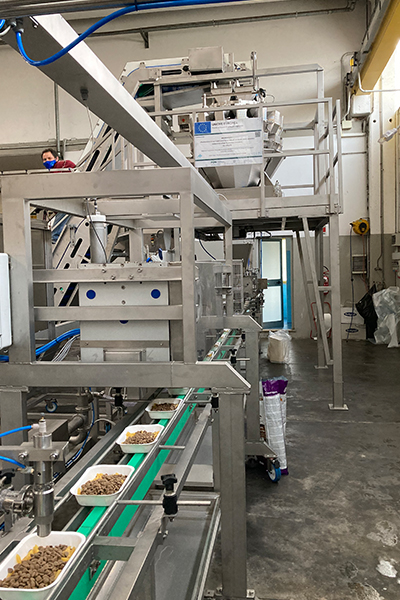 Linea assemblaggio per piatti pronti in vaschetta