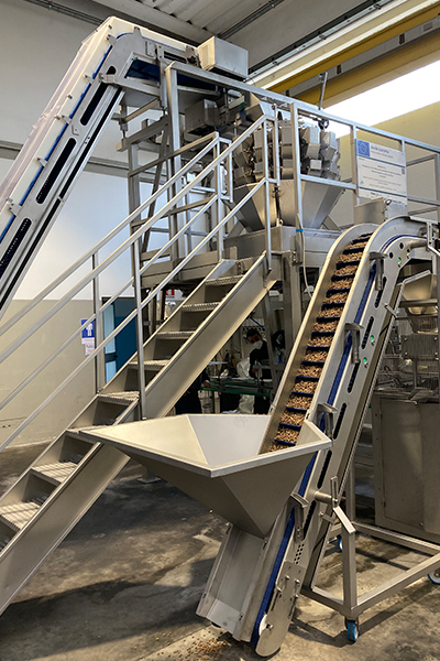 Linea assemblaggio per piatti pronti in vaschetta